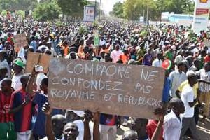 Des manifestants lors de la marche du 28 octobre au Burkina. © AFP