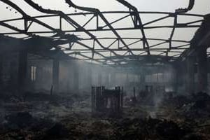 Le marché d’Adawlato décimé par les flammes en janvier 2013. © AFP