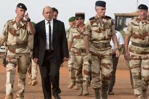 Jean-Yves Le Drian avec les troupes de l’opération Barkhane. © AFP