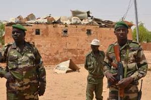 Des soldats nigériens sur une base de l’armée à Agadez, le 26 mai 2013. © AFP