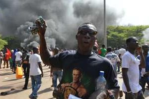 Des manifestants devant l’Assemblée nationale du Burkina Faso à Ouagadougou le 30 octobre 2014. © AFP
