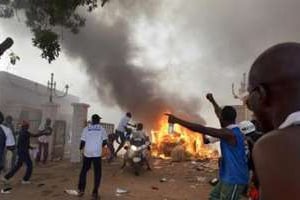 Des manifestants saccagent et incendient l’Assemblée nationale à Ouagadougou, le 30 octobre 2014. © AFP