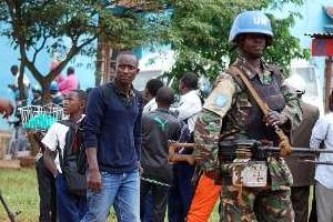 Des Casques bleus de la Monusco patrouillent dans les rues de Beni, le 23 octobre 2014 en RDC. © AFP