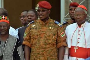 Le lieutenant-colonel Isaac Zida (c), le 4 novembre 2014 à Ouagadougou. © AFP