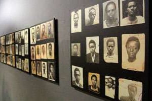 Photos de victimes du génocide exposées au mémorial de Kigali. © John Green/Newscom/Sipa