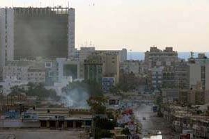 De la fumée s’échappe de batiments officiels à Benghazi, le 3 novembre 2014. © AFP