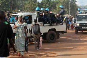 Des Casques bleus patrouillent à Bangui le 15 octobre 2014. © AFP