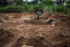 La tombe d’une victime du virus Ebola à Freetown, le 10 octobre 2014. © AFP