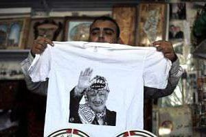 Des articles proposés à la vente pour célébrer le 10e anniversaire de la mort de Arafat. © AFP
