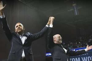 Barack Obama et Tom Wolf, le candidat démocrate, le 2 novembre. © Saul Loeb/AFP