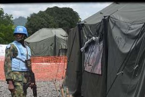 Un soldat de l’ONU devant le nouveau centre de traitement du virus Ebola, dans l’ouest du Liberia. © AFP