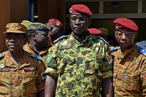Le lieutenant-colonel Zida (c) et le colonel Barry (d), le 31 octobre à Ouagadougou. © AFP
