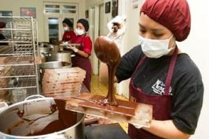 Dans une usine de Monggo Chocolate à Yogyakarta, en Indonésie. © Dwi Oblo/Reuters