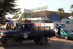 Véhicule militaire positionné devant la clinique Pasteur le 12 novembre 2014 à Bamako. © AFP