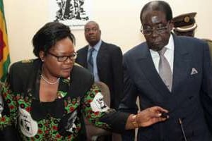 Joice Mujuru et Robert Mugabe, le 24 octobre 2014 à Harare. © AFP