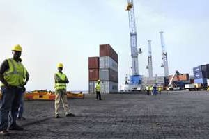 Bolloré Africa Logistics entend investir un total de 500 millions d’euros durant les 25 ans que dure sa concession sur le terminal à conteneurs du port de Conakry, décrochée en 2011. © Vincent Fournier/JA