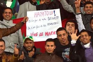 Supporters marocains s’en prenant au patron de la Confédération africaine de football. © Fadel Senna/AFP