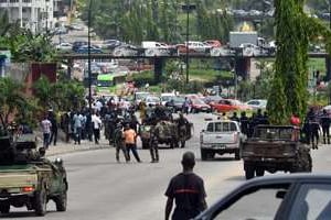 Des soldats ivoiriens bloquent l’une des rues menant au Plateau, le 19 novembre 2014. © AFP
