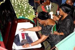 La première dame zambienne Christine Kaseba lors d’un dernier adieu à son époux. © AFP