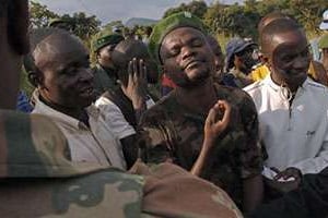 Le chef rebelle congolais Cobra Matata, le 26 juillet 2006 près de Tchei, en RDC. © AFP