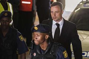 Oscar Pistorius quittant le tribunal de Pretoria, le 21 octobre 2014. © AFP
