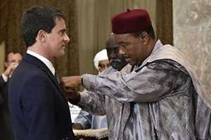 Issoufou remet l’Ordre National du Niger à Valls, le 23 novembre 2014 à Niamey. © AFP