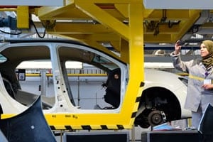 Les employés de Renault Algérie Production, dont 40 % de femmes, assemblent des pièces venues de Roumanie. © Farouk Batiche/AFP