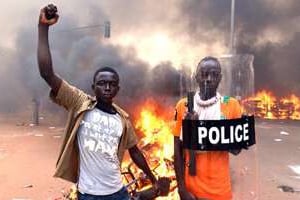 Scènes d’émeutes le 30 octobre 2014 à Ouagadougou. © AFP