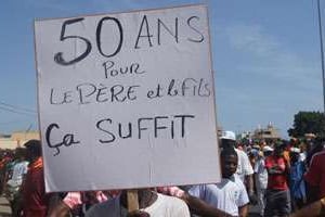 Pancarte brandie lors des manifestations à Lomé. © AFP