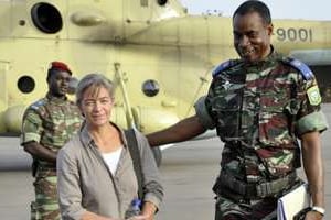 Gilbert Diendéré et l’otage suisse, Béatrice Stockly, en avril 2012 à Ouagadougou. © AFP