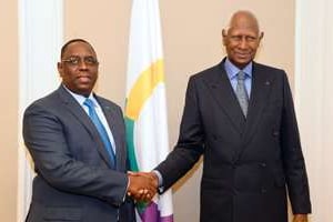 Macky Sall (g) et Abdou Diouf (d), le 21 novembre 2014 à Paris. © AFP