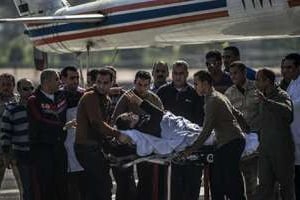 Hosni Moubarak est transporté dans un hélicoptère médical à l’hôpital du Caire, le 29 novembre © AFP