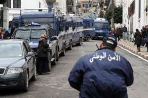 Des policiers dans une rue d’Alger le 1er mars 2014. © AFP