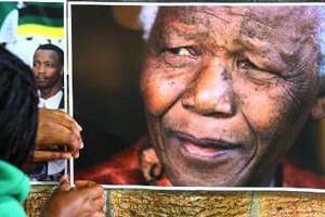 Portrait de Nelson Mandela exposé lors d’une prière collective en 2013. © AFP