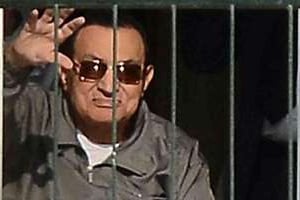 Hosni Moubarak au balcon de sa chambre à l’hôpital militaire du Caire le 29 novembre 2014. © AFP