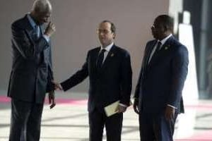 De g. à dr. : Abdou Diouf, François Hollande et Macky Sall, le 29 novembre à Dakar. © AFP