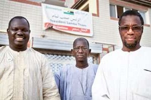 De g. à dr. Kaaw Touré, Samba Thiam (président) et Ibrahima Mifo Sow (vice-président), des Flam. © Laurent Prieur pour J.A.
