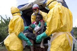 Du personnel de la Croix Rouge française transport un malade atteint par Ebola, en Guinée. © AFP