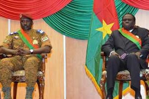 Isaac Zida (g), Premier ministre, et Michel Kafando, Président de la transition burkinabè. © AFP