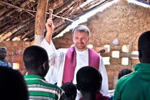 Le prêtre polonais Mateusz Dziedzic était détenu depuis deux mois en Centrafrique. © DR