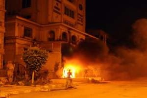 Des manifestants anti-Morsi mettent le feu aux locaux des Frères musulmans, le 30 juin 2013. © AFP
