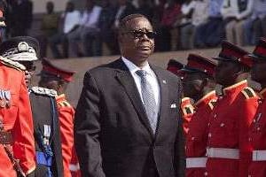 Le président du Malawi, Peter Mutharika, passe en revue la garde d’honneur devant le Parlement. © AFP
