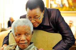 Madiba avec Graça Machel, son épouse, en mai 2011. © Elmond Jiyane/AFP