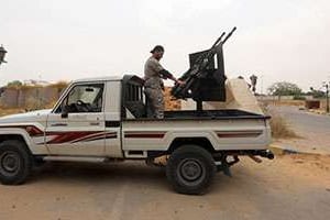 Un ancien combattant d’une milice rebelle intègre l’armée libyenne à l’ouest de Tripoli (Libye). © AFP