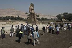 Une des statues du pharaon Amenhotep III, à Louxor en Égypte, le 23 mars 2014. © AFP
