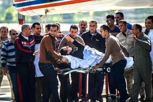 L’ex président regagnant l’hôpital militaire Maadi entouré de ses deux fils, le 29 novembre. © Khaled Desouki/AFP