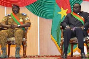 Yacouba Isaac Zida (g) et Michel Kafando (d), le 21 novembre 2014 à Ouagadougou. © AFP