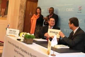 Le ministre des Finances des Seychelles, Pierre Laporte, et Roberto Azevedo, directeur général de l’OMC lors de la cérémonie de signature à Genève. © Ministère des Finances des Seychelles