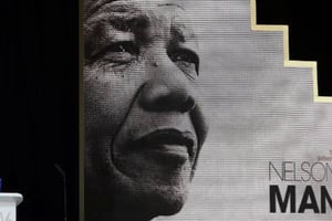 Graça Machel rend hommage à son époux Nelson Mandela, le 16 juillet 2018 à Johannesburg., en présence de Barack Obama © Themba Hadebe/AP/SIPA