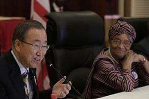 Ban ki-moon avec la présidente du Libéria Ellen Johnson Sirleaf le 19 décembre 2014. © AFP